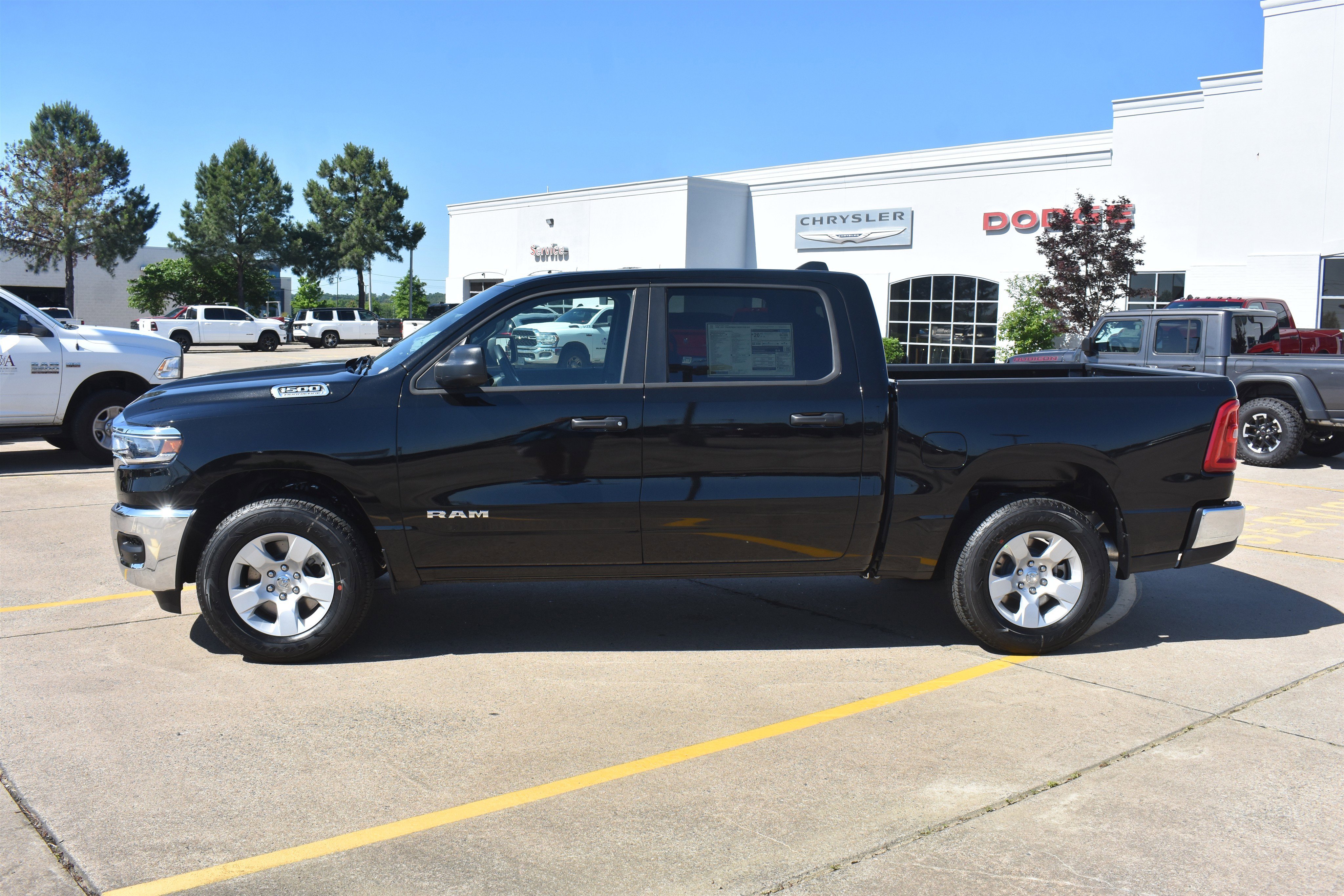 New 2026 Diamond Black Crystal Pearl-Coat Exterior Paint RAM Tradesman image 9