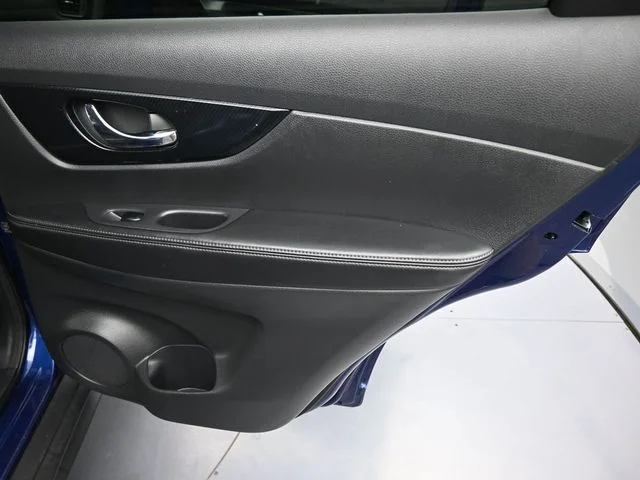 Used 2020 Blue Nissan SL image 12