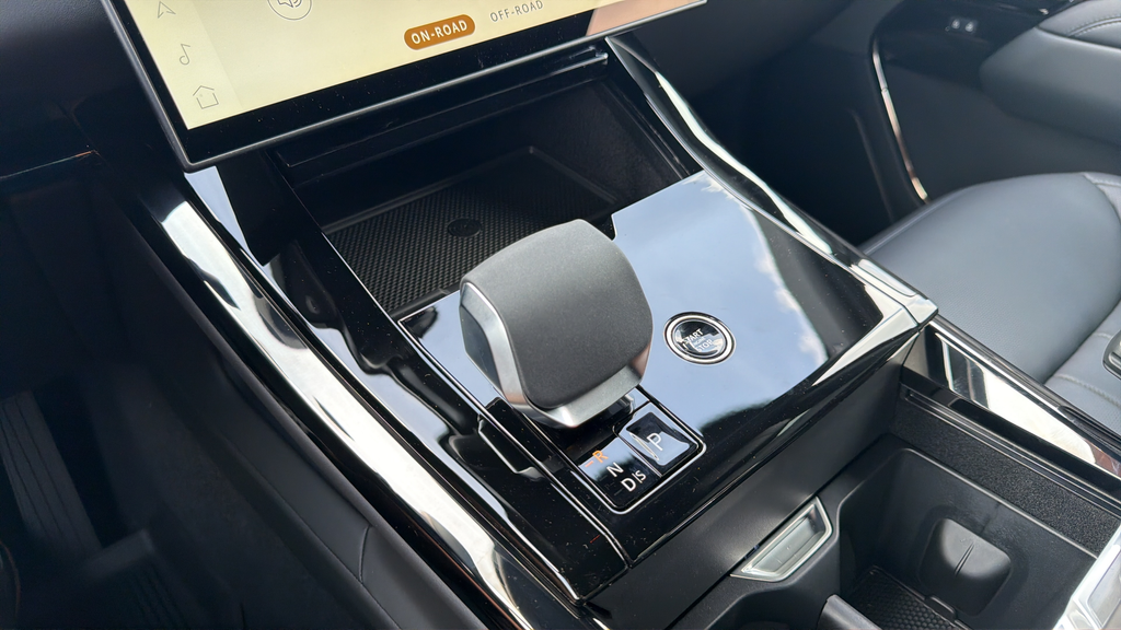 New 2026 Borasco Grey Land Rover SE image 21