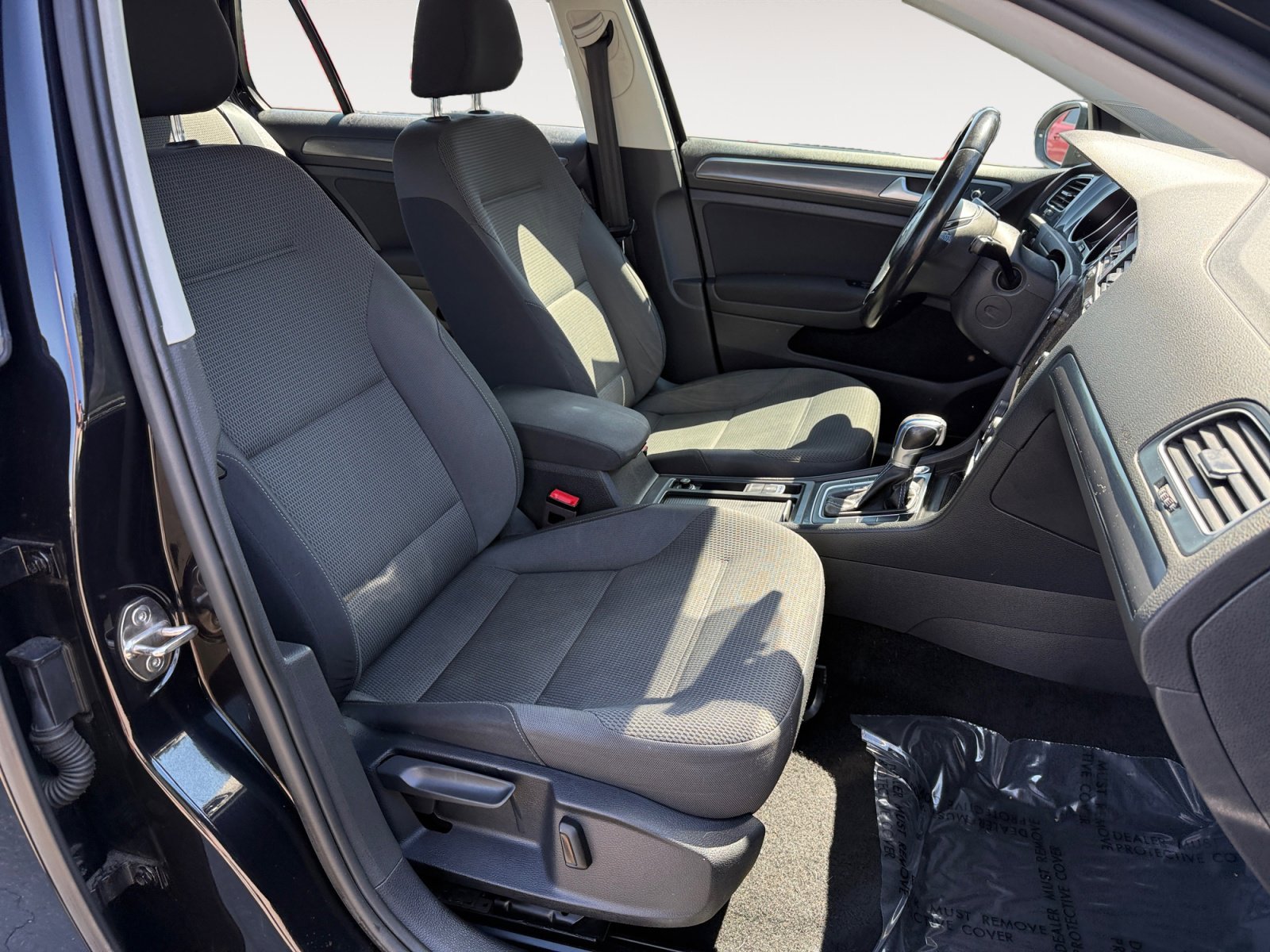 Used 2019 Deep Black Volkswagen SE image 19