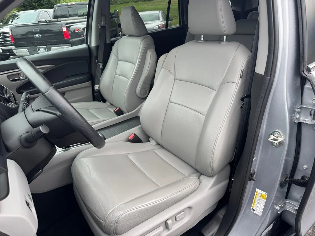 Certified Used 2019 Silver Honda EX-L image 17