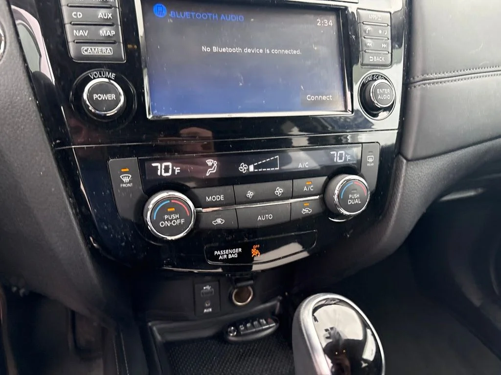 Used 2017 Silver Nissan SL image 20