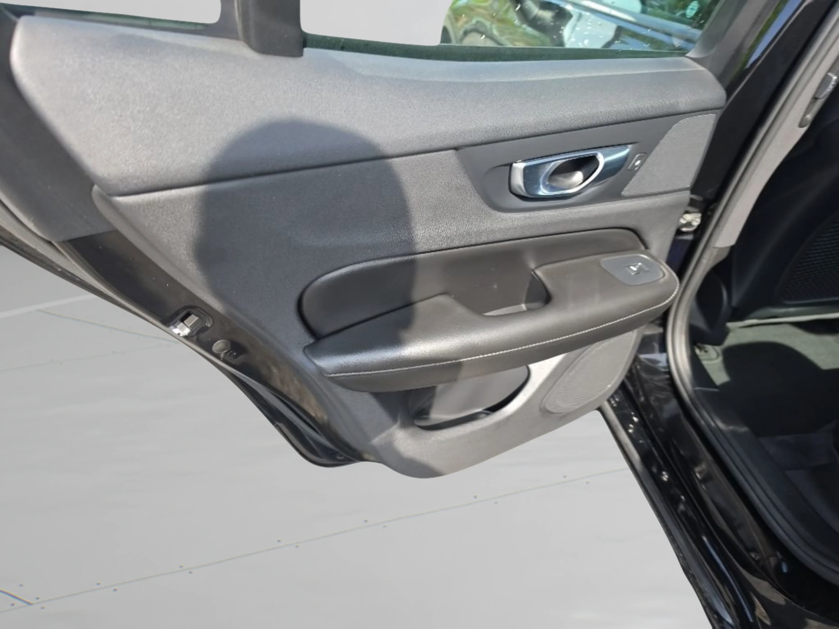 Used 2020 Black Volvo Momentum image 21