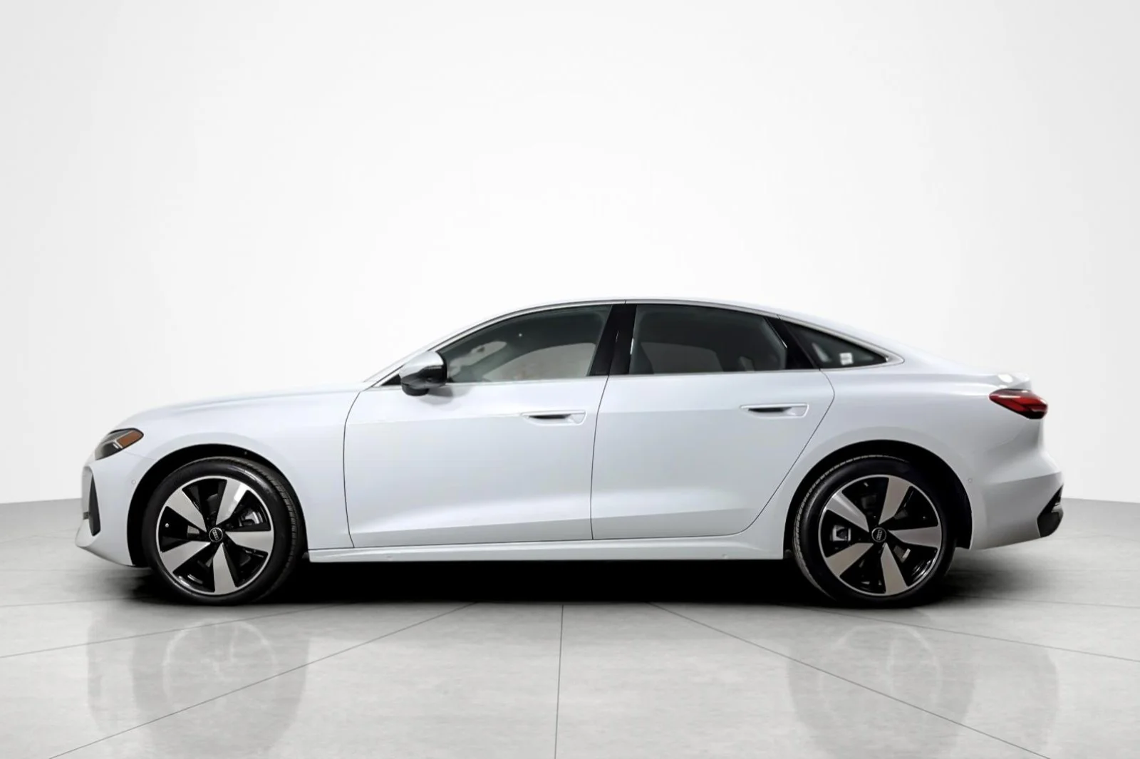 Used 2025 Glacier White Metallic Audi Premium Plus 2.0 TFSI quattro image 2