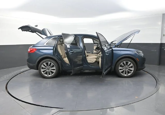 Used 2016 Blue Lincoln Reserve image 38