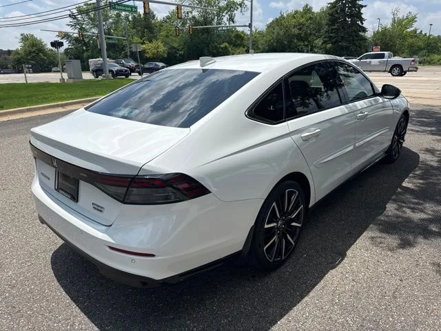 Used 2023 White Honda Touring image 8