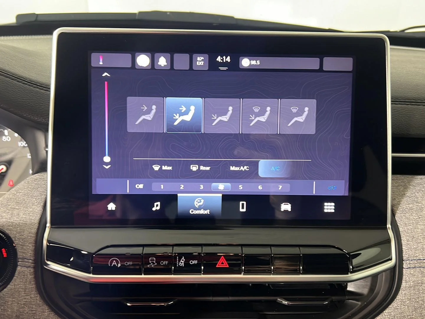 Used 2022 White Jeep Latitude image 23