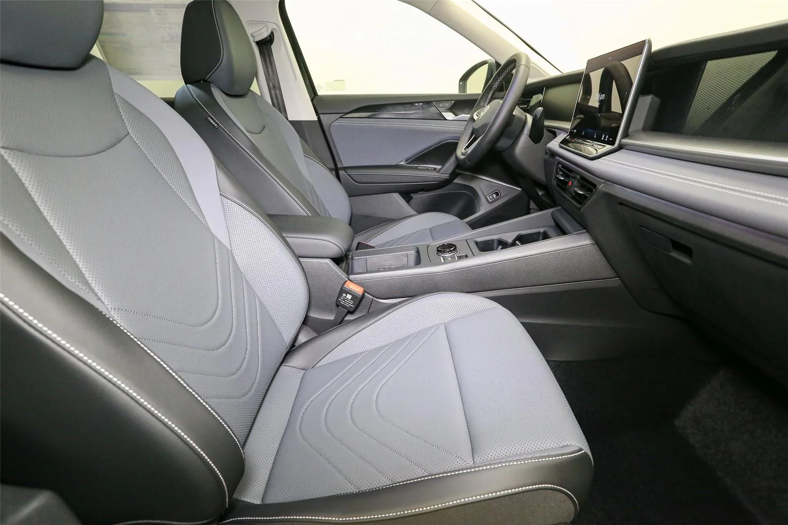 New 2026 Pyrite Silver Metallic Volkswagen SE image 13
