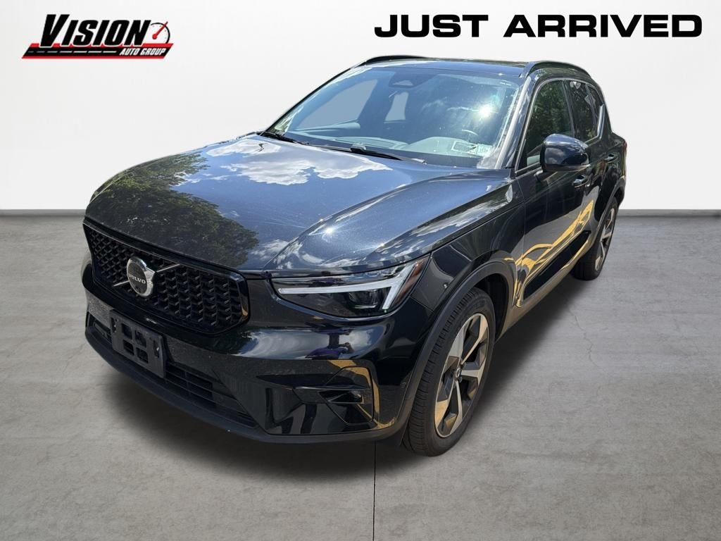 2025 Volvo XC40 B5 Plus Dark AWD's photo