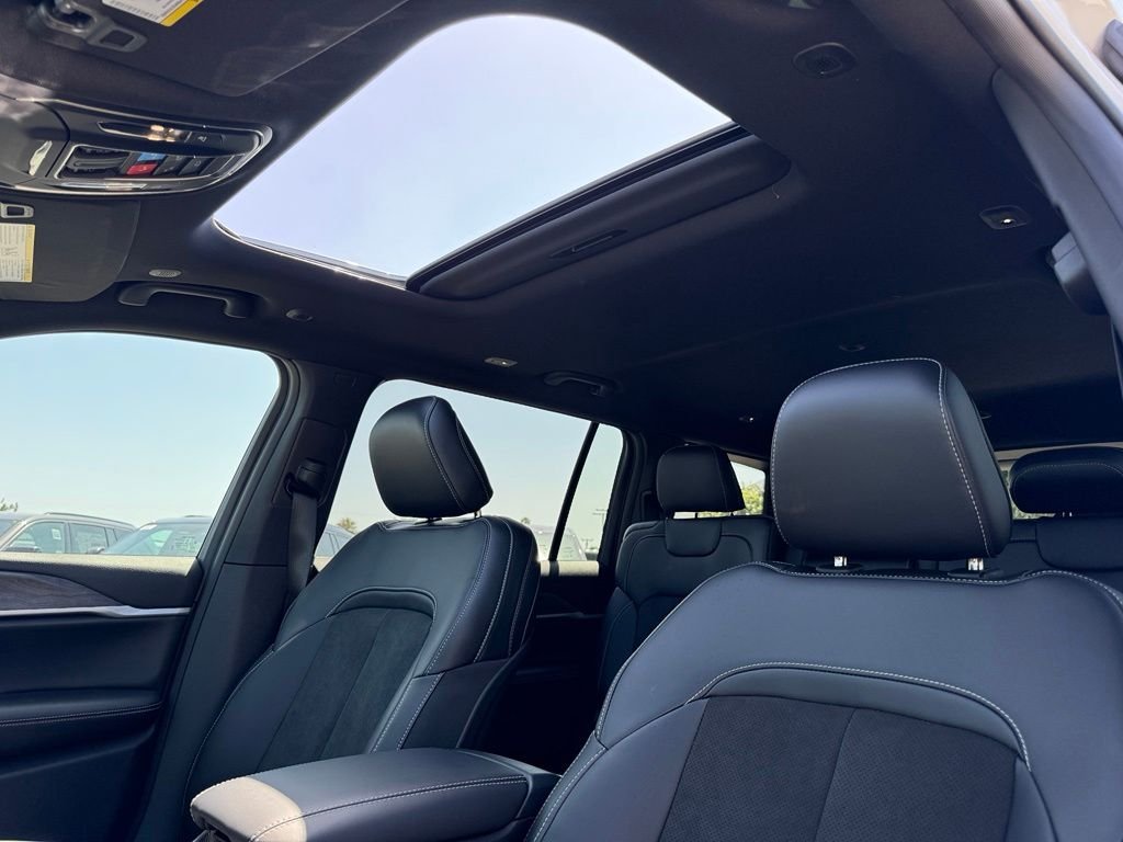 New 2026 Bright White Clear-Coat Exterior Paint Jeep Altitude image 19