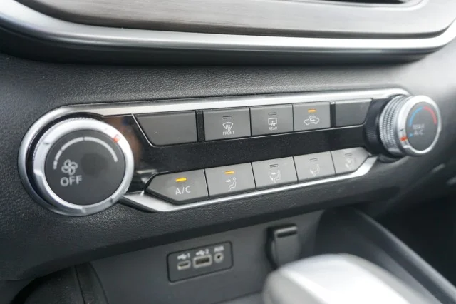 Used 2025 BLACK Nissan SV image 29