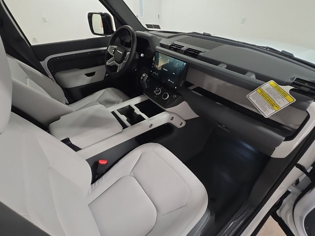 New 2026 Fuji White Land Rover X-Dynamic SE image 30