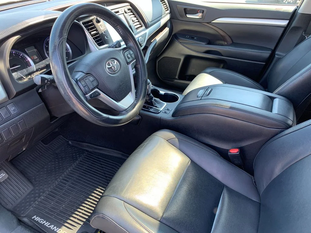 Used 2019 White Toyota XLE image 11