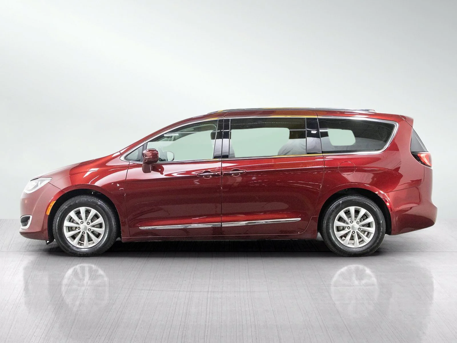 Used 2018 Chrysler Pacifica Touring L with VIN 2C4RC1BG2JR132277 for sale in Burnsville, Minnesota