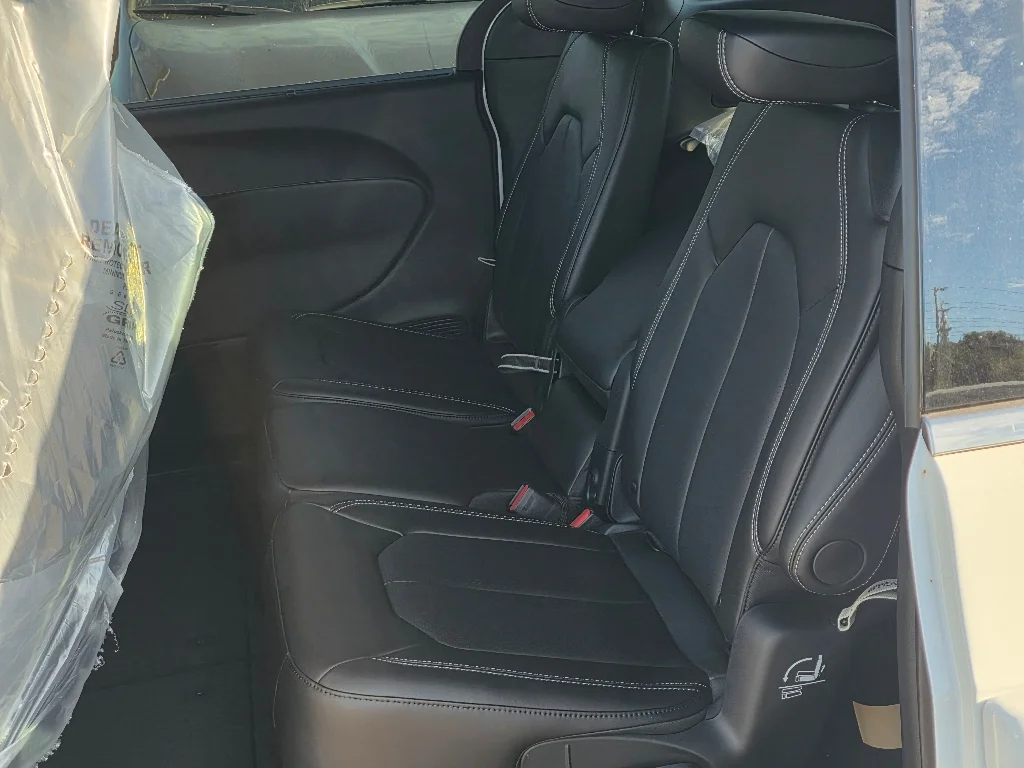 2026 Chrysler Pacifica Select - Photo 13