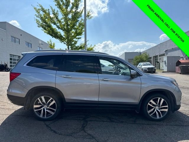 Used 2017 Lunar Silver Metallic Honda Touring image 13