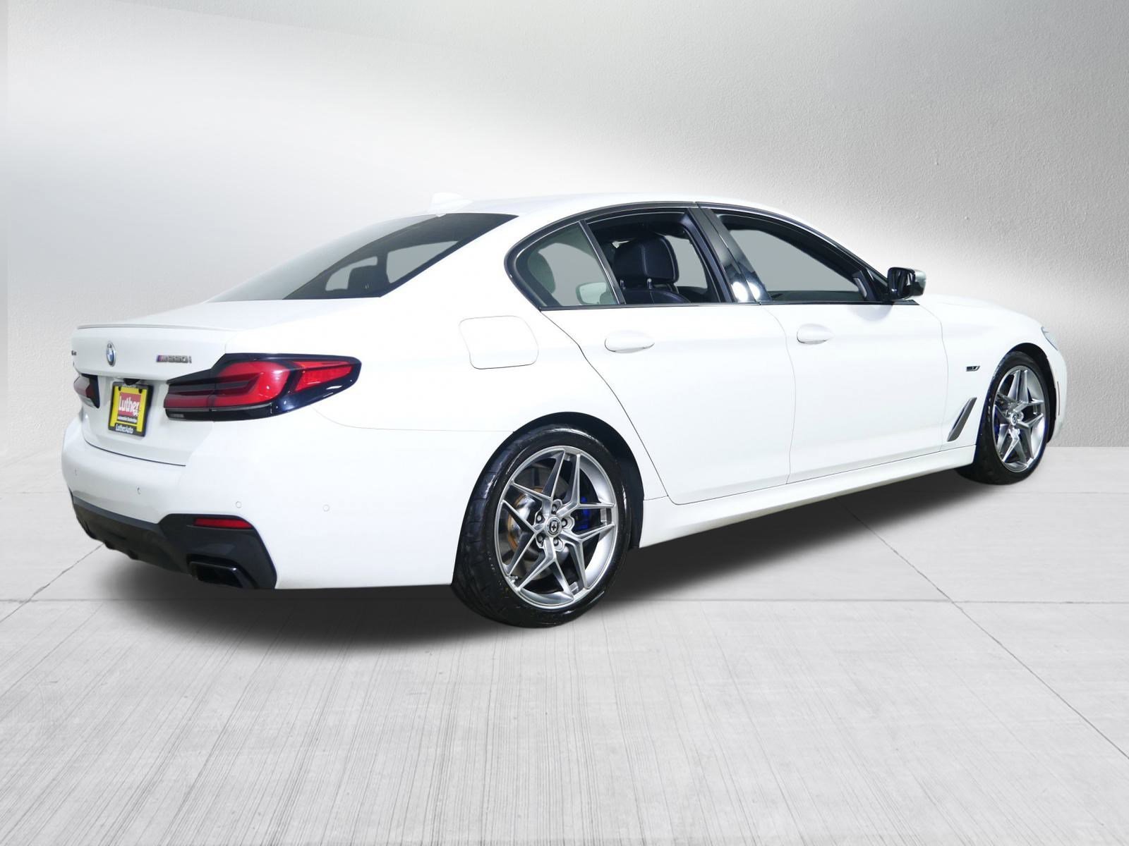2022 BMW 5 Series M550i - Photo 7