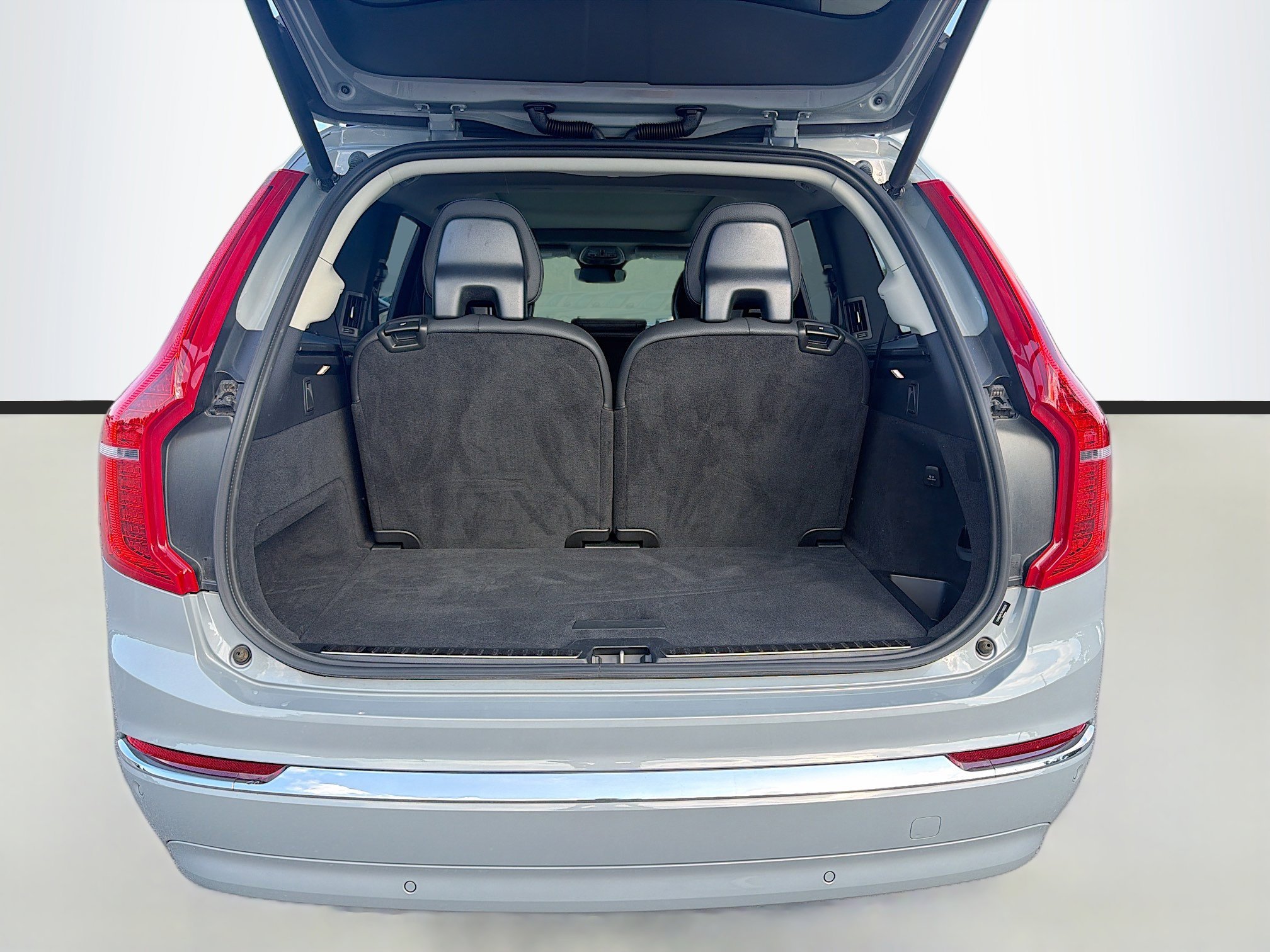 Used 2024 Vapour Gray Metallic Volvo Plus Bright Theme image 12