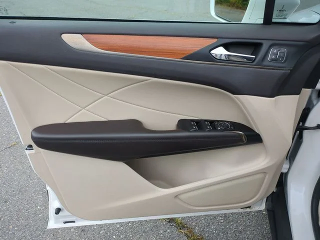 Used 2019 White Lincoln Select image 12