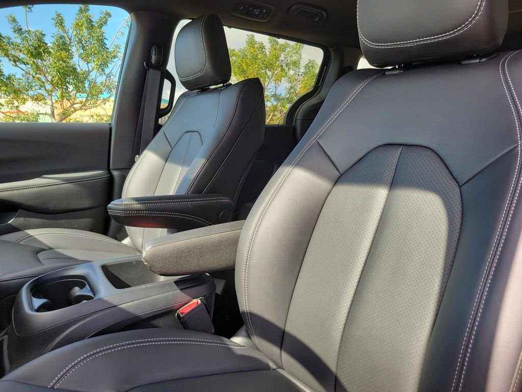 New 2026 Diamond Black Crystal Pearl-Coat Exterior Paint Chrysler LX image 22