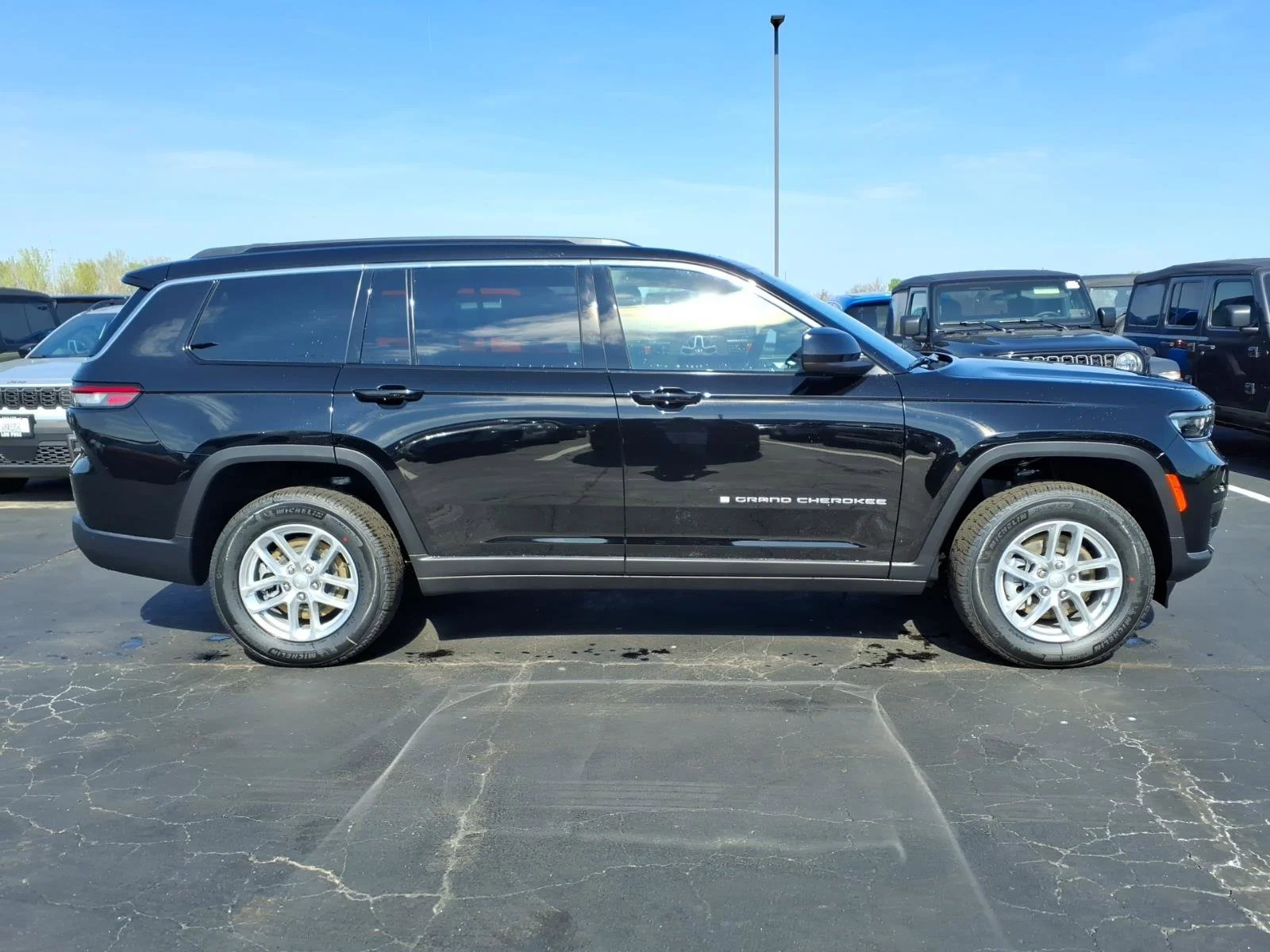 New 2026 Diamond Black Crystal Pearlcoat Jeep Laredo X image 20