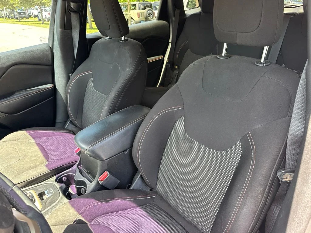 Used 2016 Granite Crystal Clearcoat Metallic Jeep Latitude image 10