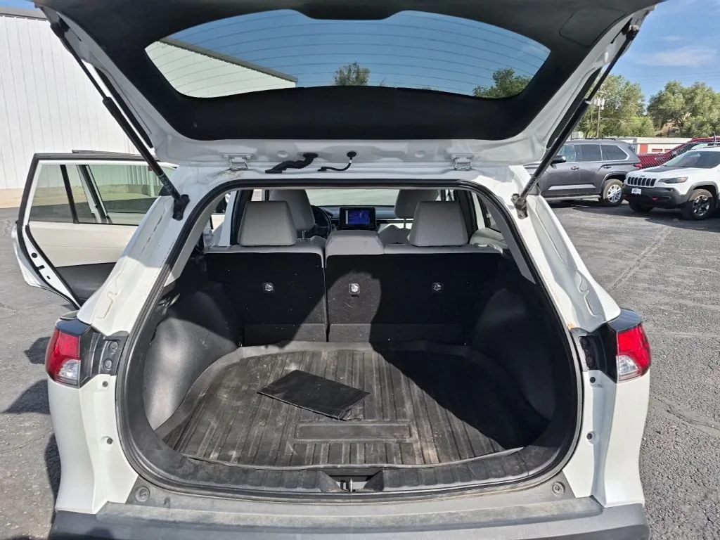 Used 2023 Pearl Toyota LE image 23