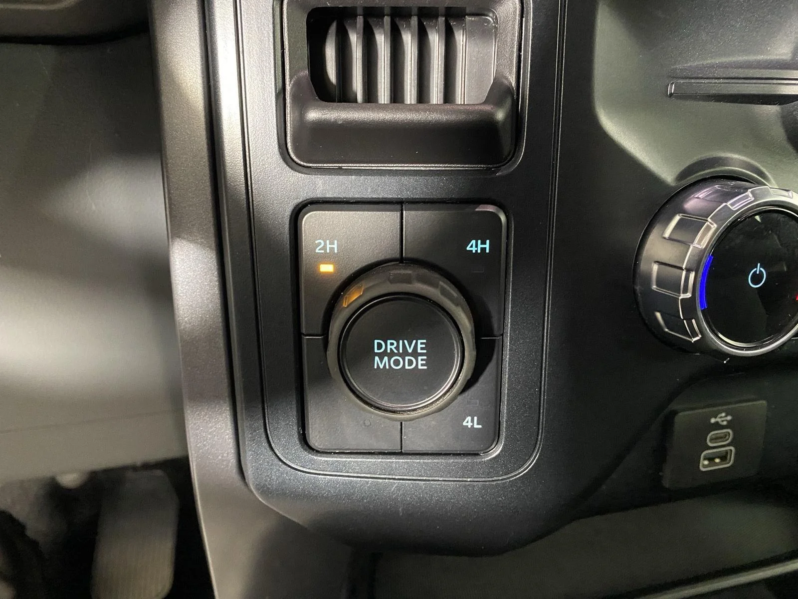 Used 2025 Iconic Silver Ford XLT image 18