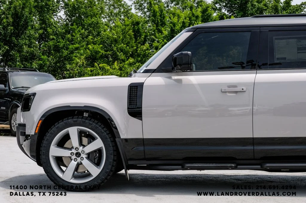 New 2026 Borasco Grey Metallic Land Rover X-Dynamic SE image 10