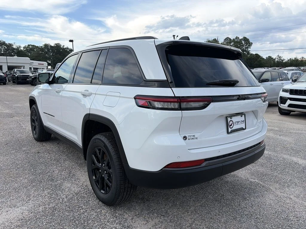 New 2026 Bright White Clear-Coat Exterior Paint Jeep Laredo Altitude image 4