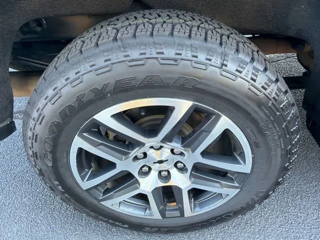 Used 2020 IRIDESCENT PEARL TRICOAT Chevrolet LT Trail Boss image 17