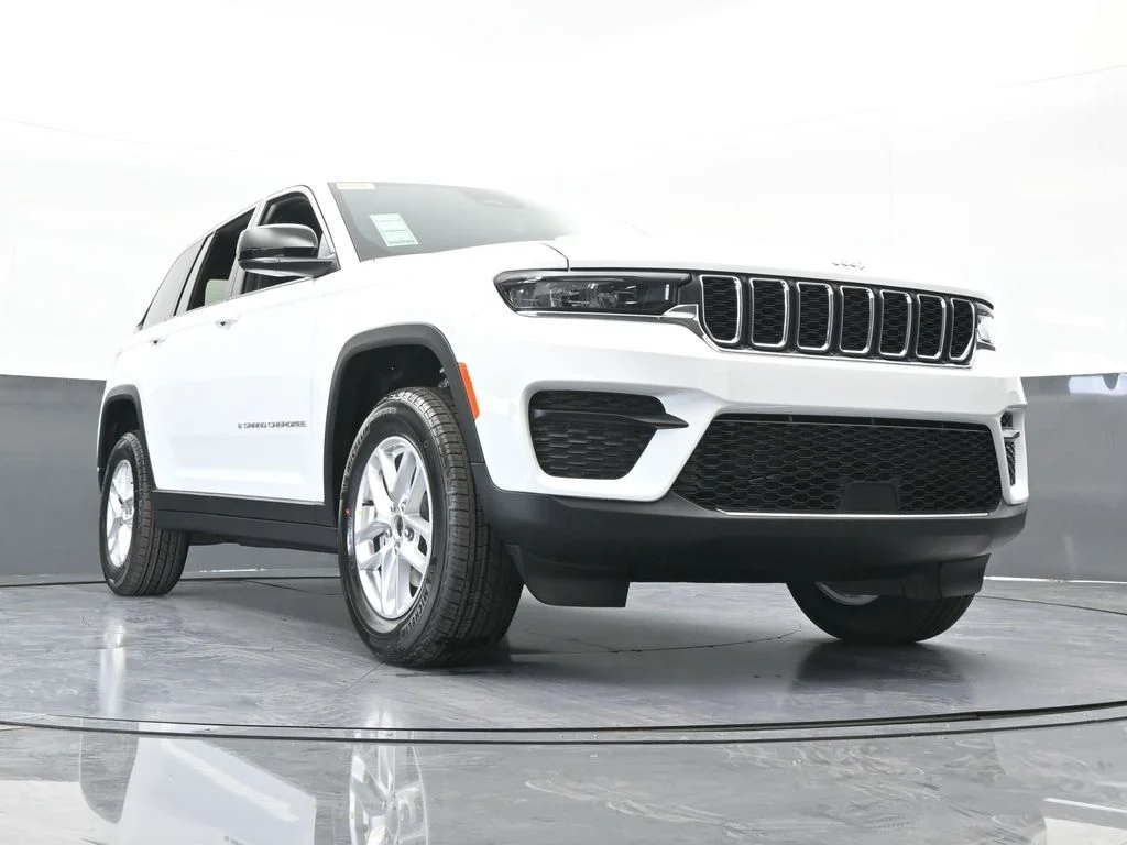New 2026 Bright White Clear-Coat Exterior Paint Jeep Laredo X image 60