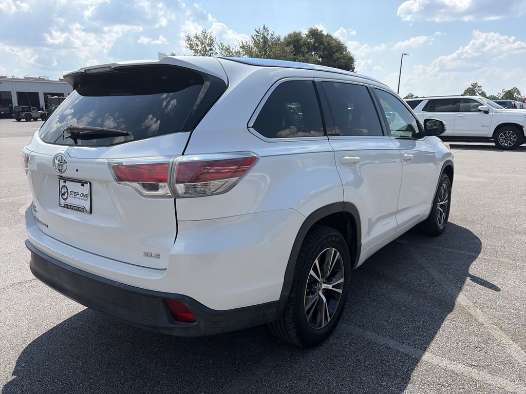 Used 2016 White Toyota XLE V6 image 7