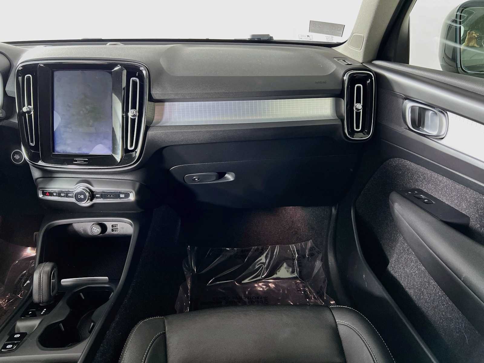 Used 2021 DENIM BLUE METALL Volvo Momentum image 25