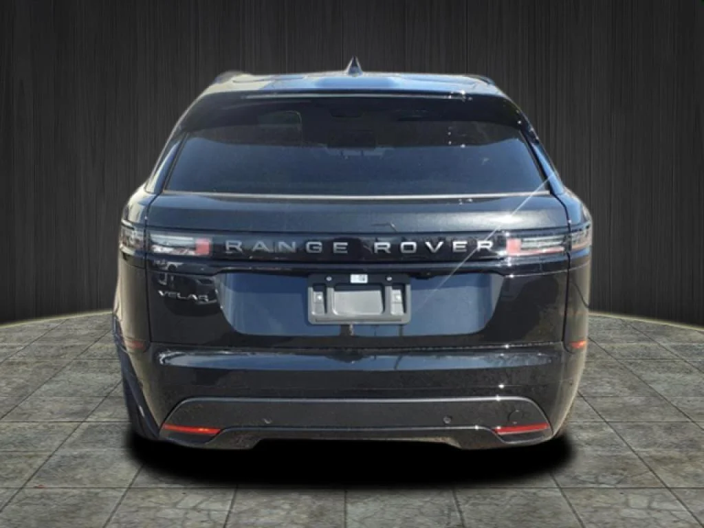 New 2026 Santorini Black LAND ROVER Dynamic SE image 3