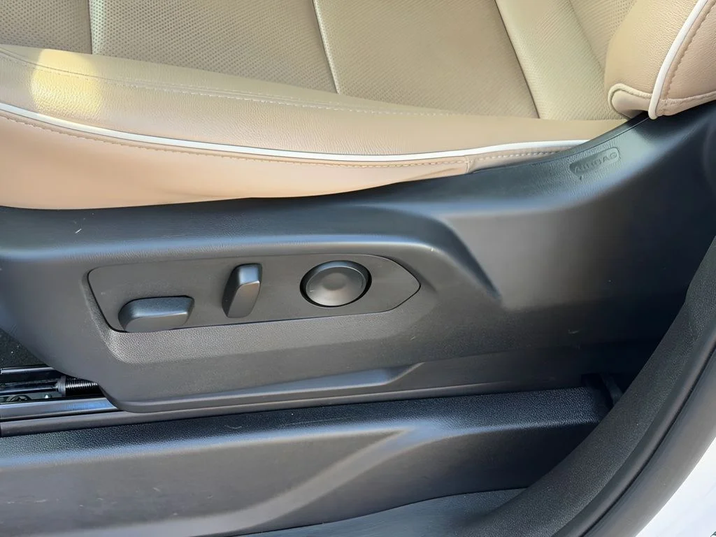 Used 2023 Iridescent Pearl Tricoat Chevrolet Premier image 20