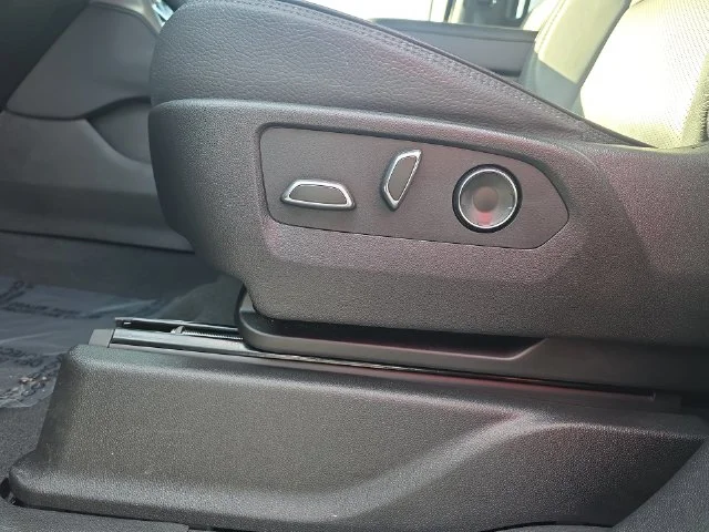 Used 2024 White GMC Denali image 31