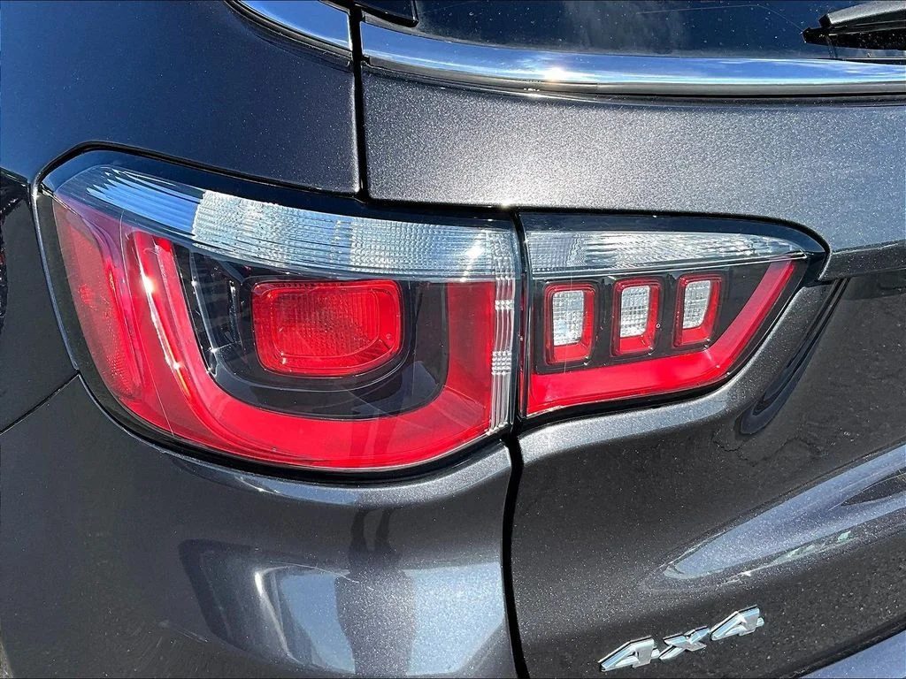 Used 2019 Crystal Metallic Jeep Latitude image 25