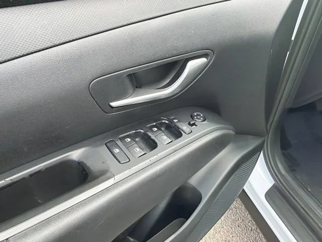 Used 2022 Quartz White Hyundai SEL image 18
