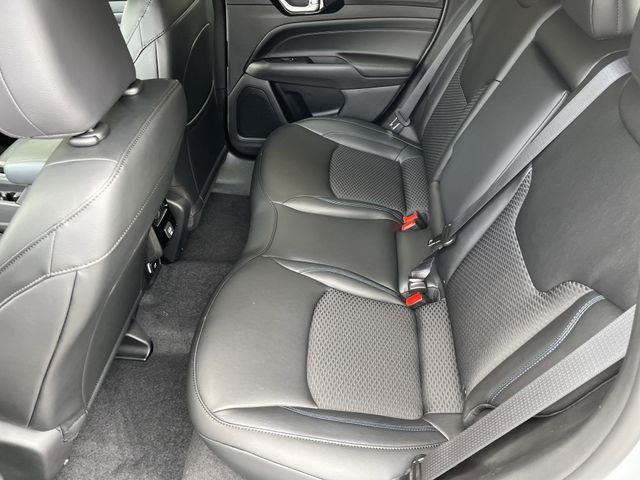 New 2026 Silver Zynith Metallic Clear-Coat Exterior Paint Jeep Latitude Altitude image 14