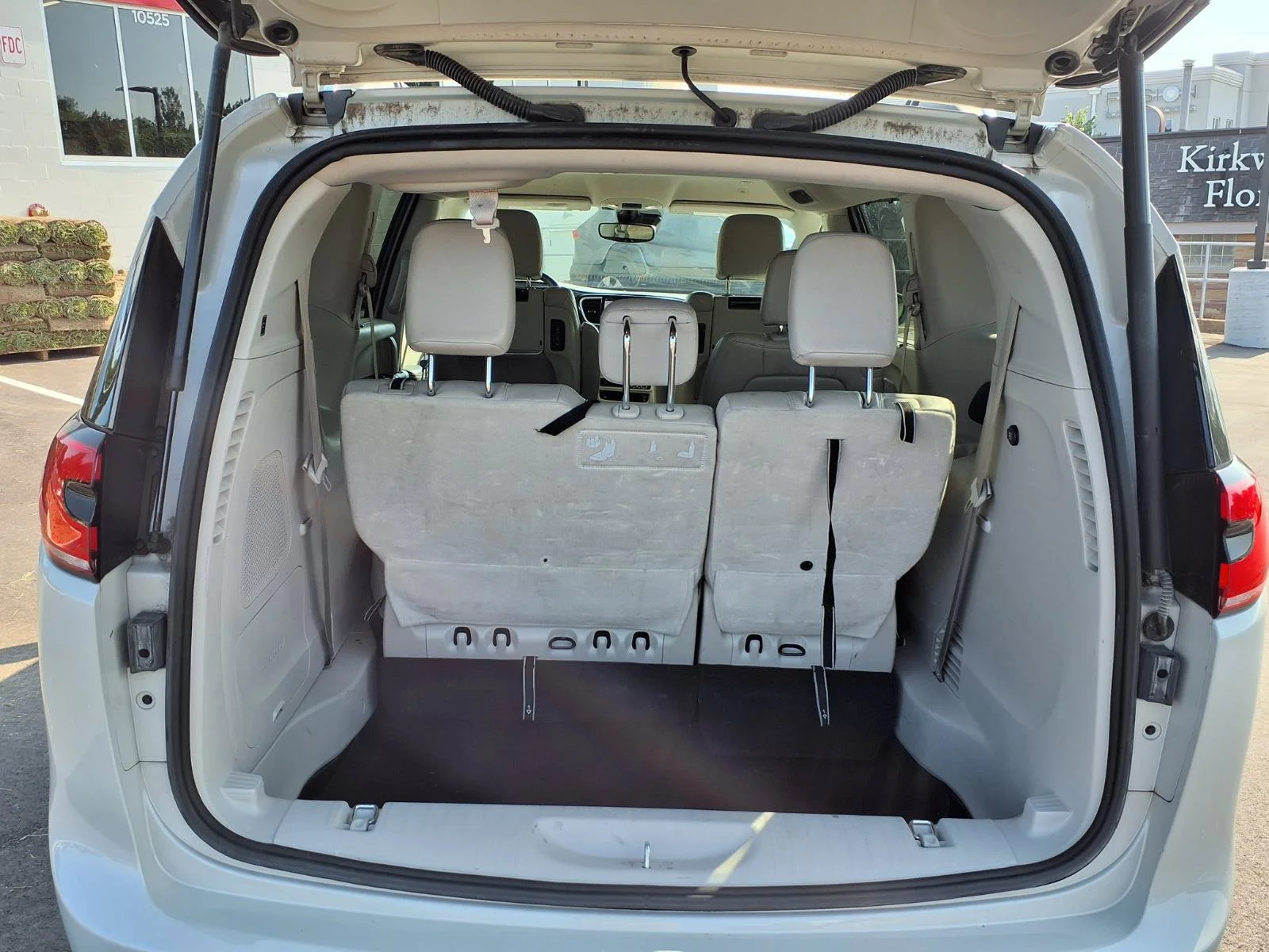Used 2021 Luxury White Pearlcoat Chrysler Touring L image 28