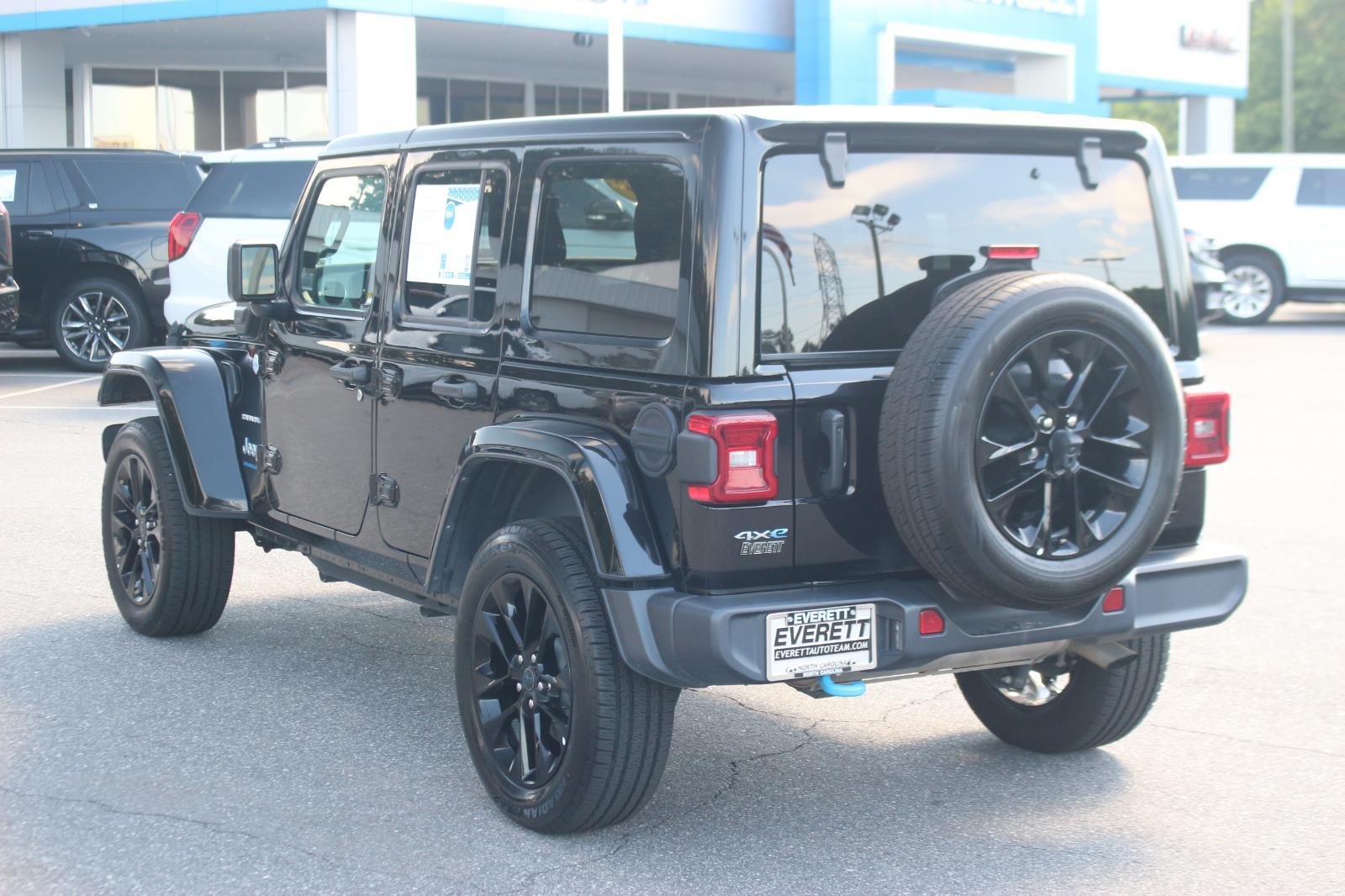 Used 2024  Jeep Sahara image 5