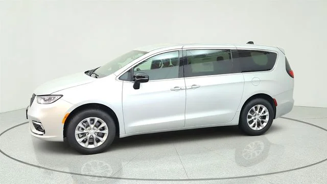 New 2026 Silver Mist Clear-Coat Exterior Paint Chrysler Select image 6
