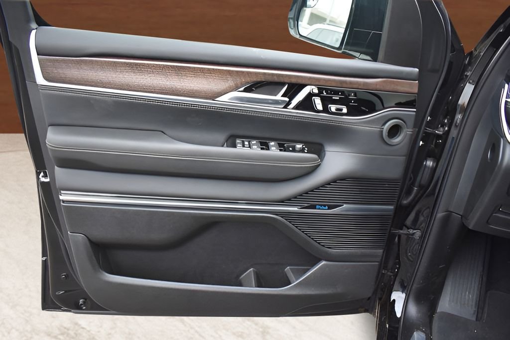 Used 2023 Black Jeep Base image 8