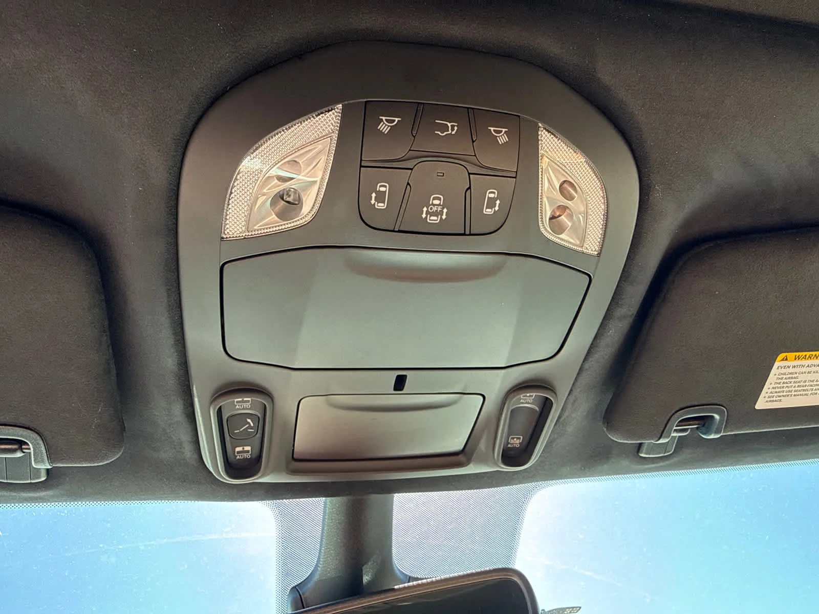 New 2026 Bright White Clear-Coat Exterior Paint Chrysler Pinnacle image 32