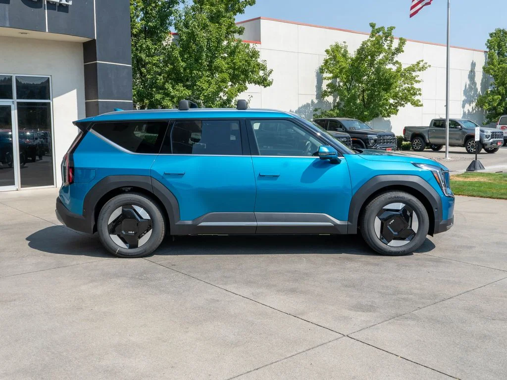 New 2026 Ocean Blue Kia Wind AWD image 8