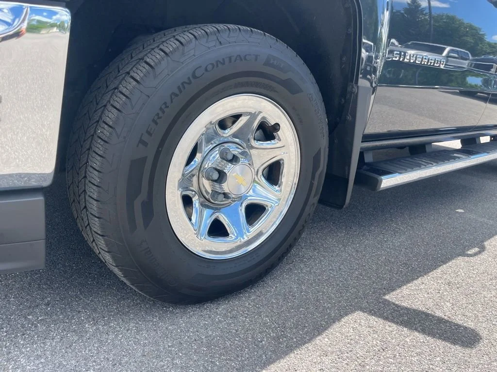 Used 2018 GRAPHITE METALLIC Chevrolet LS image 10