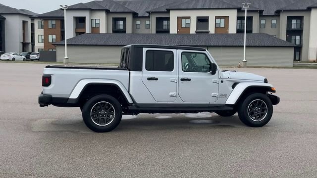 Used 2022 Silver Zynith Clearcoat Jeep Overland image 9