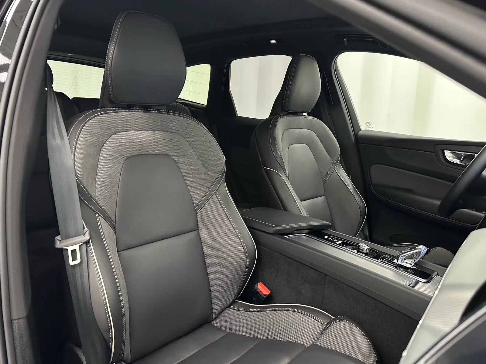 Used 2025 Onyx Black Metallic Volvo Ultra image 19