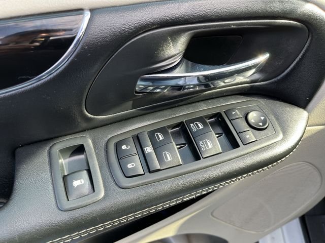 Used 2019 White Dodge SXT image 17